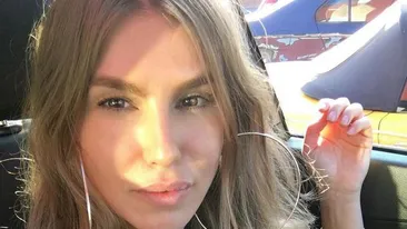 CORINA BUD s-a pozat cu sânii la vedere, iar imaginea a ajuns rapid pe internet. Toată lumea a lăudat-o pentru curaj 