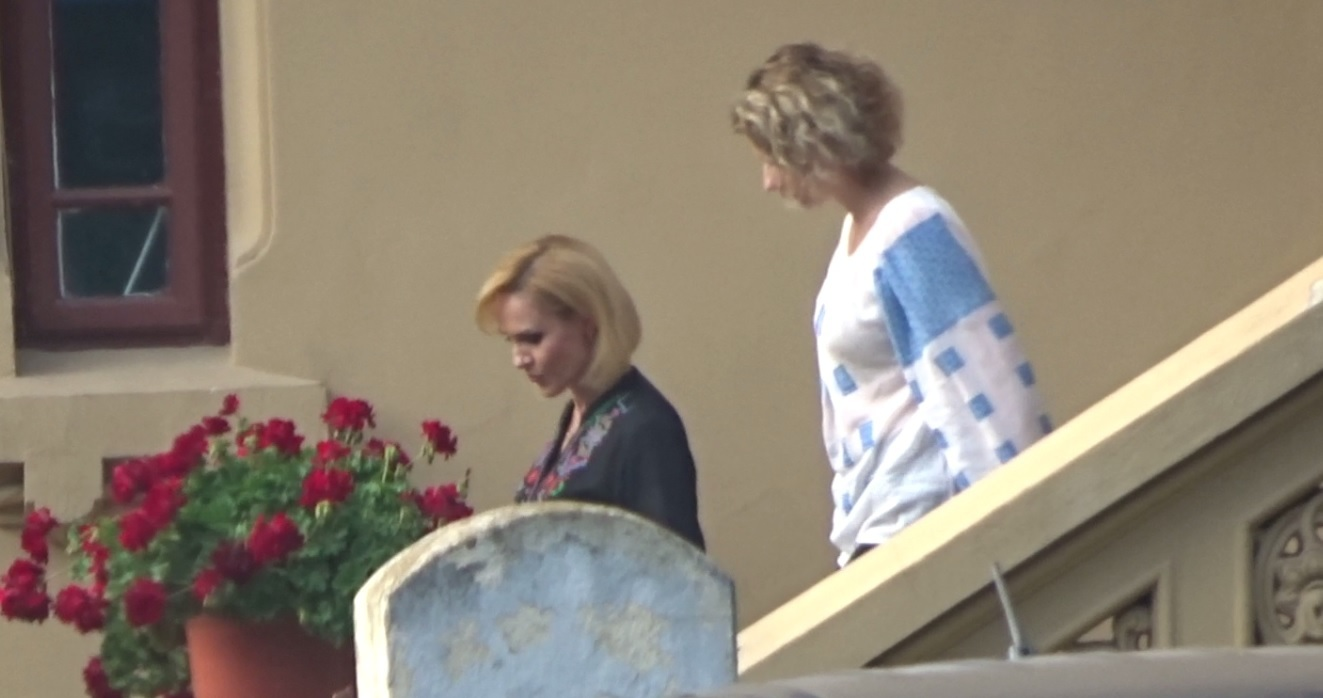 Gabriela Firea şi Ligia Enache ies zâmbitoare de la ginecolog
