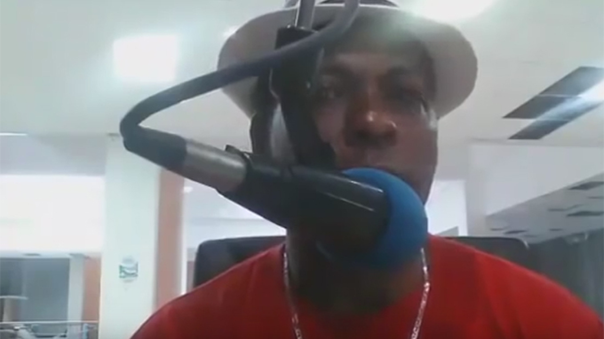 Crimă şocantă în direct! Un director şi crainicul unui post de radio au fost ucişi în timpul unei transmisii live