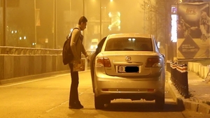 Mircea Badea, chinuit de o sticla de vin! Uite cat de greu i-a fost sa aleaga licoarea potrivita!