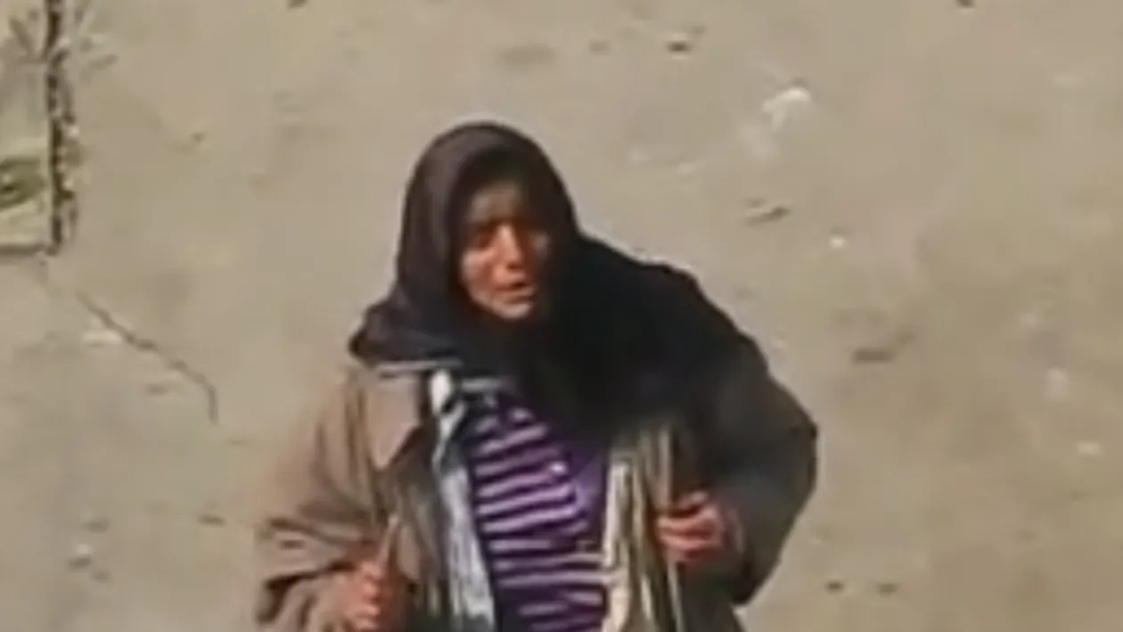 Oamenii au fost darnici cu ea! Am aflat cati bani face cersetoarea cu voce de aur