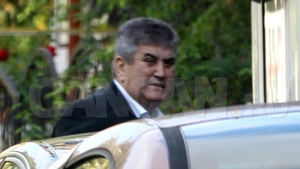 Maşina cu Generalul pe bancheta din spate forţează semaforul. Şoferul lui Gabi Oprea nu se astâmpără deloc!

