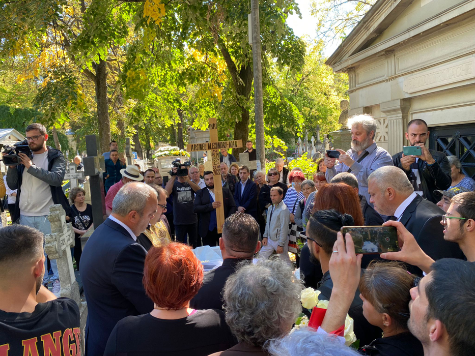 Alexandru Arșinel a fost înmormântat în cimitirul Bellu, duminică, în jurul prânzului. A fost condus pe ultimul drum de peste 200 de oamani (Foto: CANCAN.RO)