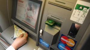 Un tânăr a găsit 12.000 de lei într-un ATM din Alba Iulia. Ce a făcut cu banii