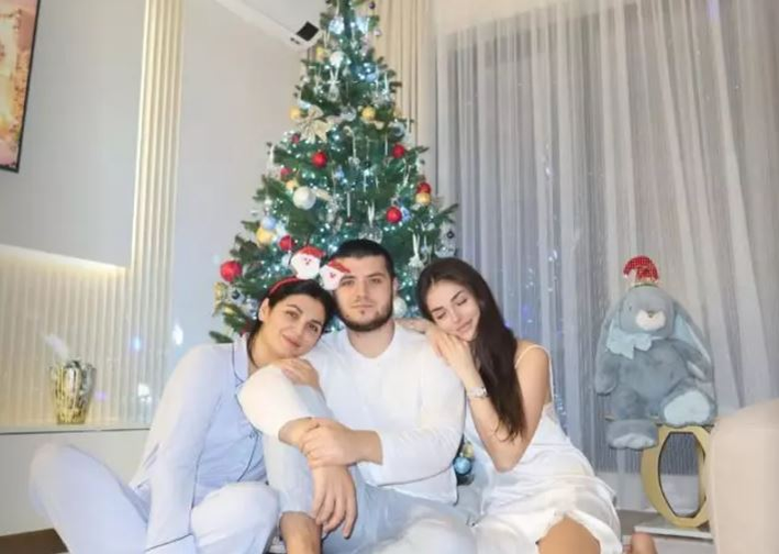 Nu e o glumă! Câte mii de lei costă globurile puse de Andreea Bostănică în brad