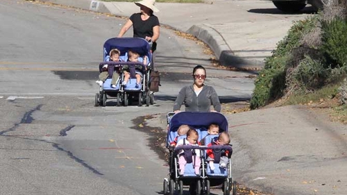 Octupletii au iesit la plimbare cu dadacele