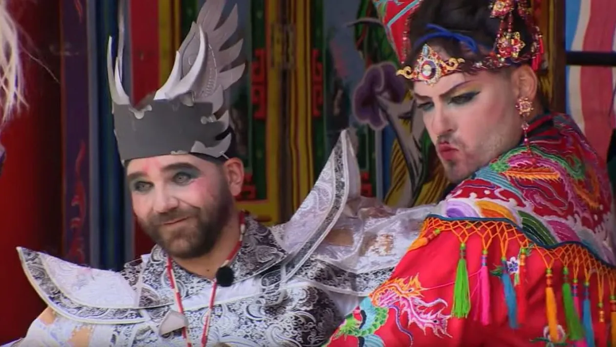 Scene incredibile difuzate de Antena 1, de la Asia Express! Alex Abagiu l-a sărutat pe Radu Vlăduţ. Gina Pistol, reacţie surprinzătoare