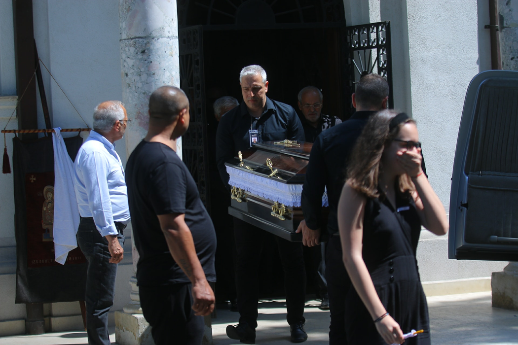 Nelu Ploieșteanu, transfigurat de durere în ziua înmormântarii fiului său. Și-a ținut minute bune mâna în zona inimii