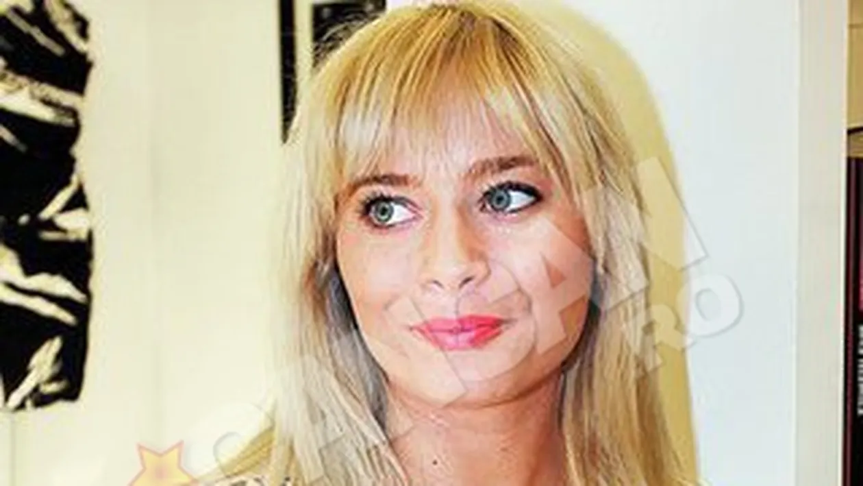 Laura Cosoi, reuniune de clasa in rochia de acum 10 ani. A fost insotita de bunica!