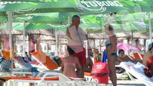 Dezbracati de griji si haine! Calin Popescu Tariceanu si-a scos proaspata sotie la plaja!
