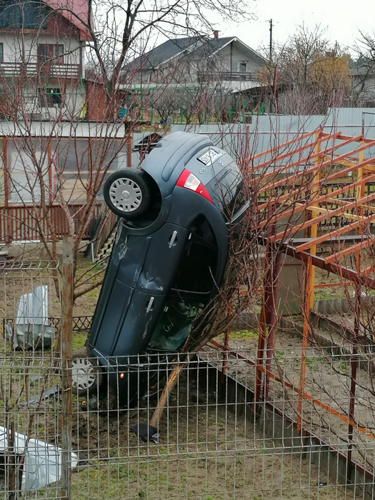Mașina a rămas în poziție aproape verticală după impact