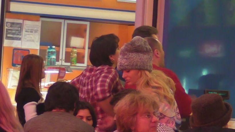 Delia plimba mielul prin oras. Cantareata si-a luat un accesoriu inedit si nu-l mai lasa nici in ruptul capului