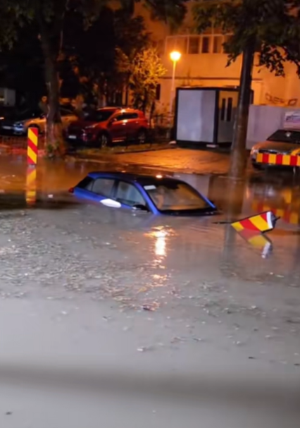 Urmările furtunii din București. Străzi blocate, copaci rupți și stații de metrou închise
