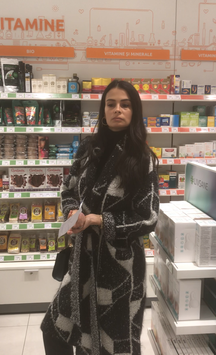 Anca a ajuns la farmacie și verifică medicamentele de pe rafturi