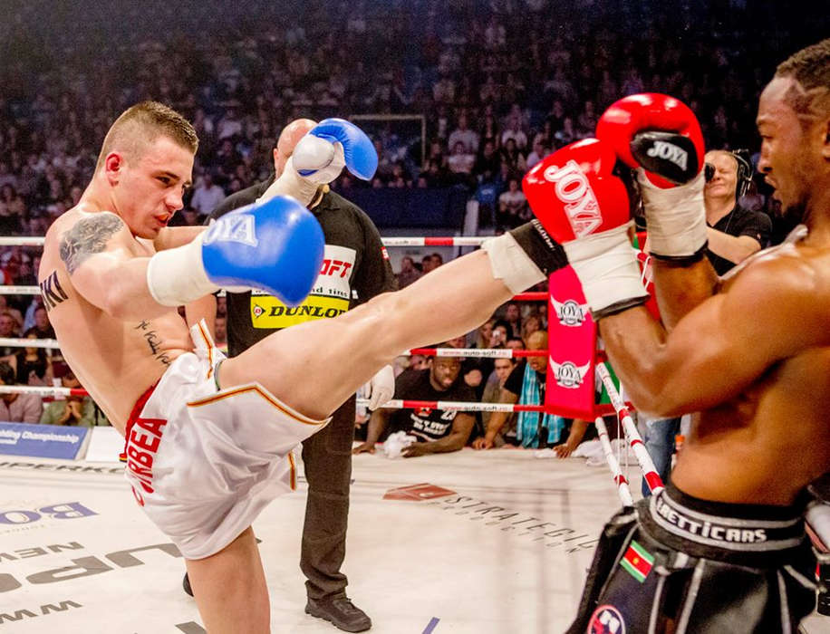 Vedeta Antena 1 și un campion MMA, reținuti după ce au dat bani falși unor prostituate de lux