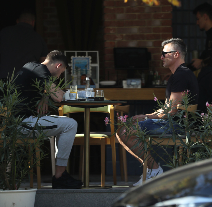 Primii care au sosit la cafenea au fost Mihai Costea "Nilă" (stânga) şi Iulian Dîrnea, "Loverboy-ul cu Ferrari" (dreapta)