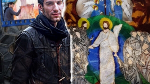 Un profesor din Vâlcea lucrează la cea mai mare icoană pe sticlă din lume!