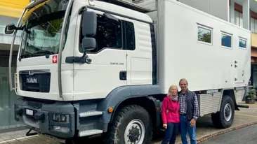 Povestea soților din Elveția care călătoresc în jurul lumii într-un camion de 200.000 de euro: „Vrem să descoperim cât mai multe”