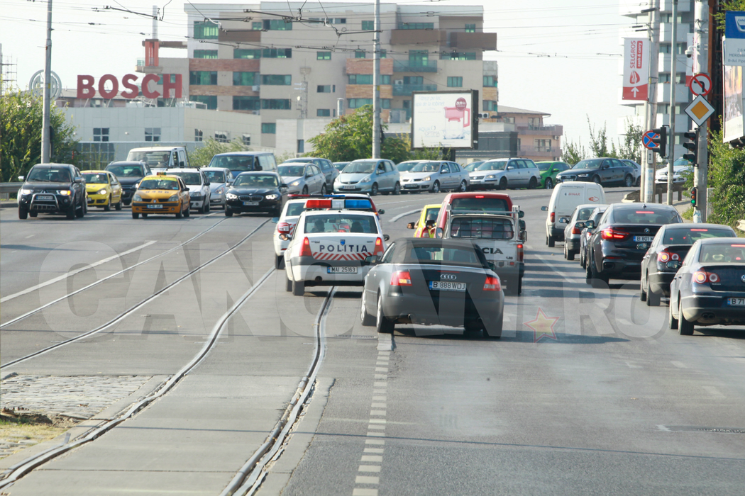 Imagini şocante filmate ieri, ora 16.00 în mijlocul Bucureştilor. Cristi Boureanu, reţinut în trafic după ce şi-a bătut fiica! Fata de 15 ani urla ca din gură de şarpe ca să fie salvată: ”Mă ia acasă, mă rupe-n bătaie!”
 Patru maşini de Poliţie şi o dubă de Jandarmi au intervenit ca s-o scape pe adolescentă, iar CANCAN.ro a filmat în exclusivitate operaţiunea de eliberare!