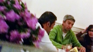 Prestatie live langa Tzatziki! Dan Diaconescu a tinut un discurs aprins in fata nevestei si a amicilor, la un restaurant grecesc