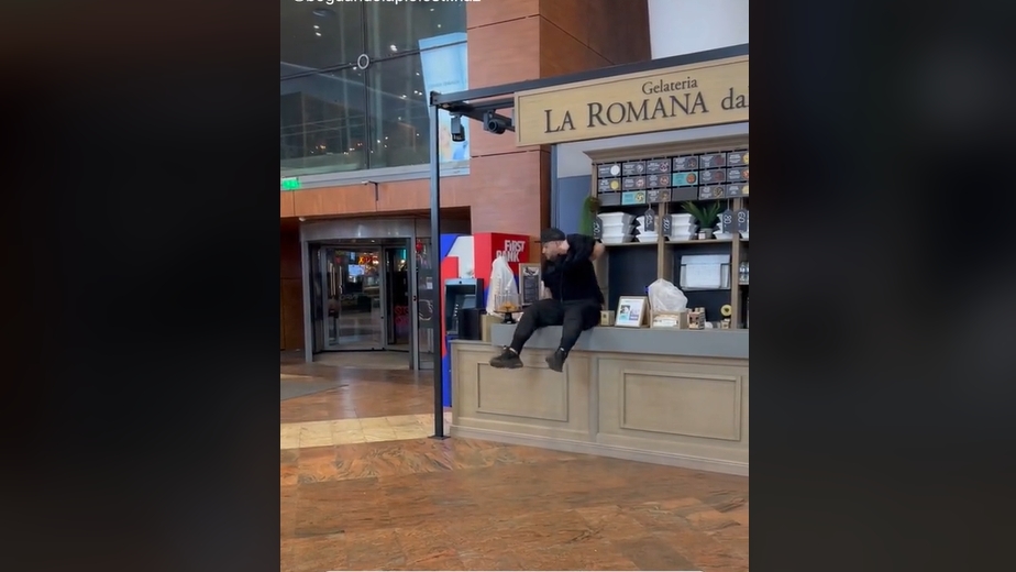 Bogdan de la Ploiești, glume și provocări într-un mall din Capitală. Reacția fanilor l-a lăsat fără replică
