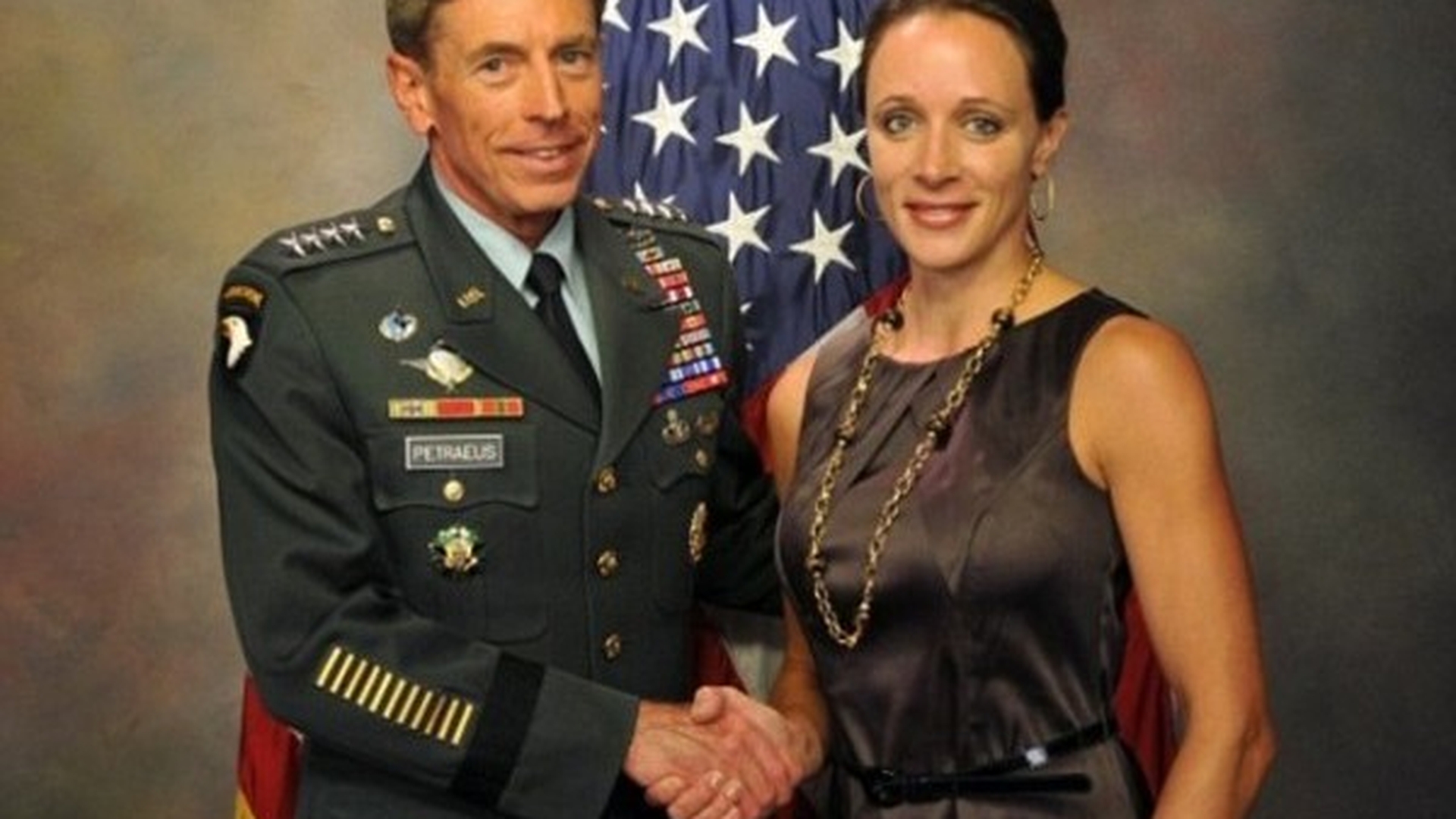Veste bomba pentru amanta fostului director CIA, David Petraeus!