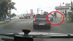 Se intampla in Romania: un pusti de 13 ani a furat o masina si a gonit prin oras mai ceva ca in GTA! VIDEO