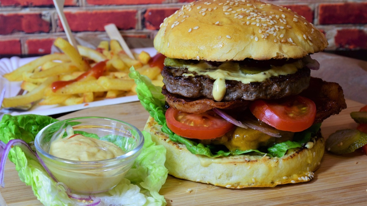 A crezut că e o glumă! Câți lei a plătit un clujean pentru un burger, la un restaurant din Suceava
