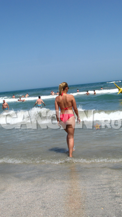Am fotografiat-o pe ROXANA în costum de baie! A cam uitat de dietă şi s-a rotunjit!