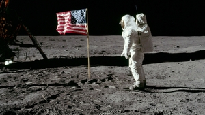 Suma fabuloasă cu care a fost vândută jacheta purtată de Buzz Aldrin pe Lună. Iată cât a costat obiectul vestimentar