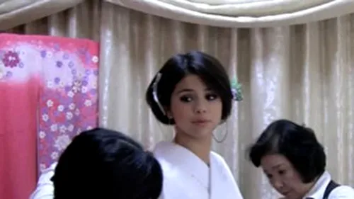 VIDEO Uite-o pe Selena Gomez imbracata ca o gheisa sexy!