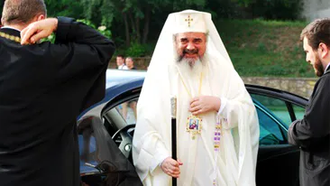 Din ce maşină a coborât azi Patriarhul Daniel în centrul Bucureştiului, după tragedia de la ‪‎Colectiv‬!