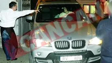 Andreea Marin a adunat vinul de pe mese