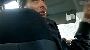VIDEO FABULOS! Reactia unui client care a pacalit un taximetrist ca este strain: "Sa-mi multumesti ca nu-ti dau un cap in gura"