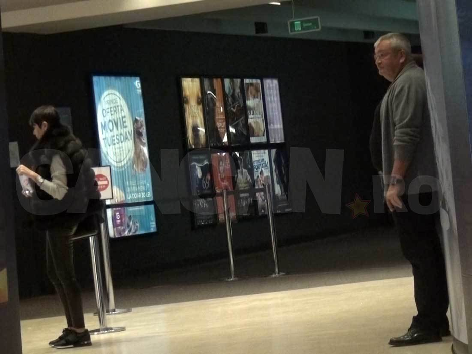 Fostul şef al Finanţelor se descurcă binişor la 58 de ani. Ministrul Donjuan şi-a scos la film noua ”achiziţie”!