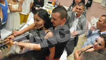 Simpaticul ceteraş de la “Românii au talent” dresează femeile cu arcuşul! Vasile Godja se bucură de faimă şi mândre fără număr!