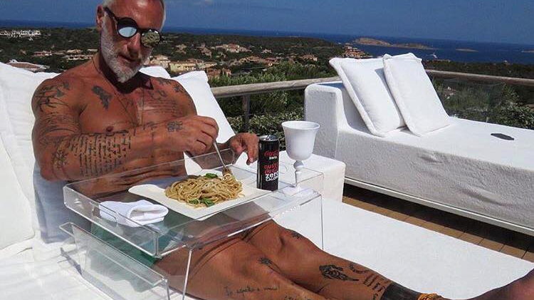 Excentricul milionar Gianluca Vacchi i-a împrumutat soţiei ”armăsarul” iar el s-a mulţumit...cu un scuter! Ce a ieşit!