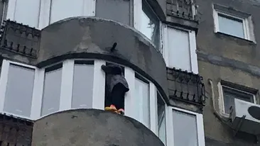 Operaţiune de salvare dificilă în Capitală! O femeie de 37 de ani s-a urcat pe balcon şi a ameninţat că se sinucide