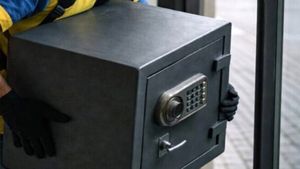 Ce a găsit o badantă de 50 de ani în seiful furat din casa pensionarului de 93 de ani, pe care îl îngrijea. Când a deschis ușița, a crezut că nu vede bine