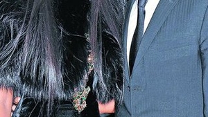 Amorezul rus se da peste cap ca sa-i fie pe plac lui Naomi. Ii face vila in forma de ochi