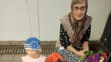 Povestea emoționantă a pensionarei din imagine. Din ce face bani, la ieșirea din metroul de la Piața Sudului din București