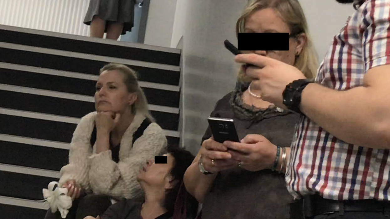 Simona Secrier așteaptă vești pe treptele spitalului