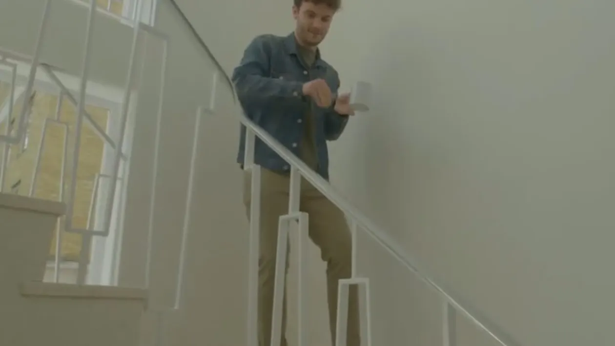 Acest VIDEO a făcut înconjurul lumii! Câţiva bărbaţi s-au încălţat cu pantofi cu toc dintr-un motiv incredibil