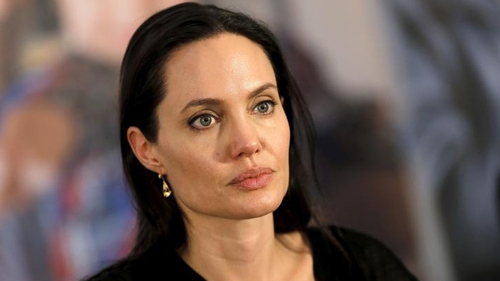 Angelina Jolie urmează un tratament controversat! Cum arată acum