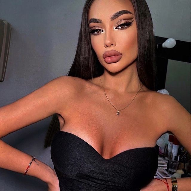 Eleonora are, pe Instagram, peste 7.000 de urmăritori, care se bucură ori de câte ori o văd în ipostaze sexy