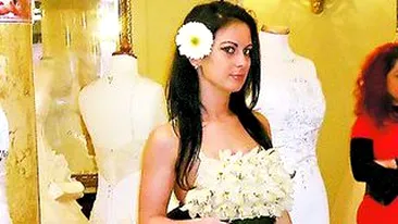 Creatia unicat in Romania costa 1.800 de euro. Rochia din 300 de flori naturale