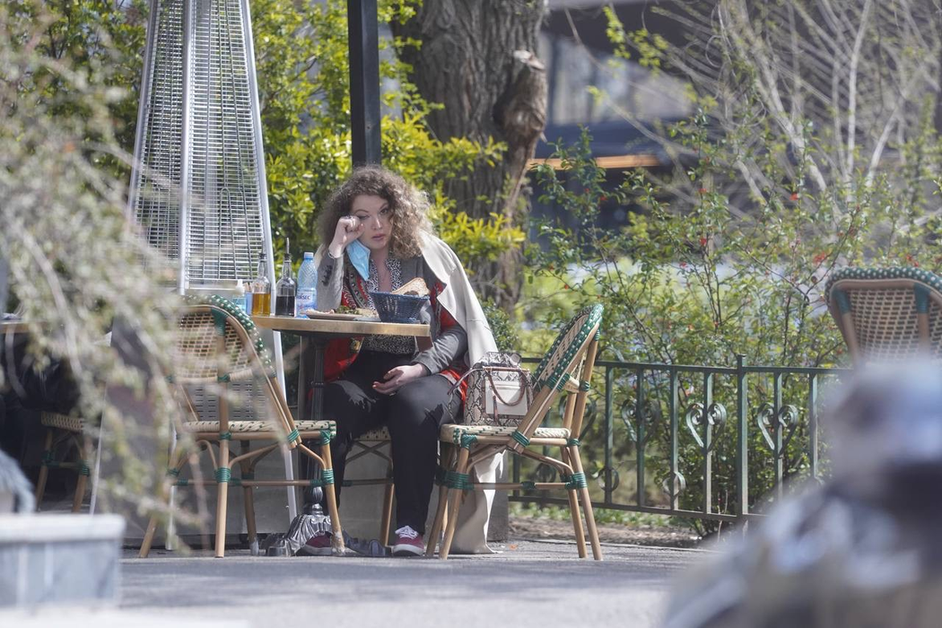 Oana Lis, singură la terasă după ce a aflat de moartea tatălui său / Sursă foto: CANCAN