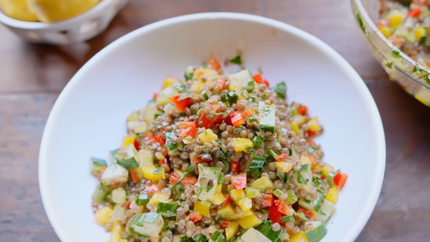 Salată de linte cu lămâie și ierburi, preparatul mediteranean vegan fresh cu aromă intensă și textură plăcută