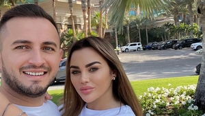 Iubitul lui Carmen de la Sălciua a divorțat oficial! Artista l-a însoţit la proces