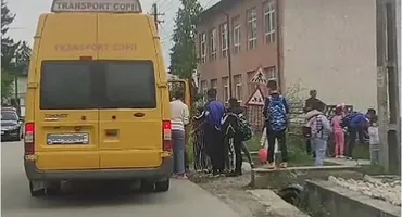 Amendă uriașă pentru un șofer de microbuz școlar. Transporta 31 de elevi pe 16 locuri